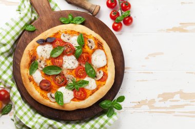 İtalyan pizza domates, mozzarella ve fesleğen. Metin alanı olan üstten görünüm