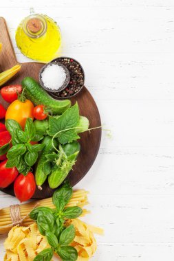 Taze bahçe domates, salatalık ve makarna pişirme tablo. Metin alanı olan üstten görünüm