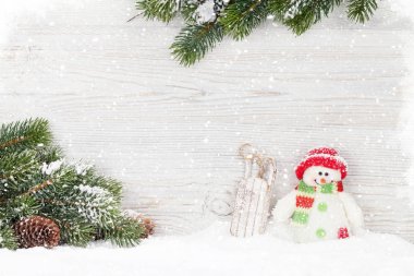 Noel kardan adam ve kızak oyuncaklar ve köknar ağacı dalı. Xmas zemin kopya alanı ile