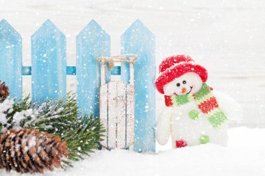 Şube Noel kardan adam ve kızak oyuncaklar, hediye kutusu ve köknar ağacı