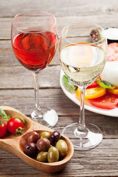 Witte Roze Wijnglazen Met Caprese Salade Traditionele Italiaanse Antipasti — Stockfoto