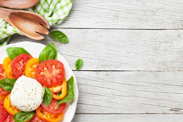 Ensalada Caprese Con Tomates Albahaca Mozzarella Vista Superior Con Espacio —  Fotos de Stock