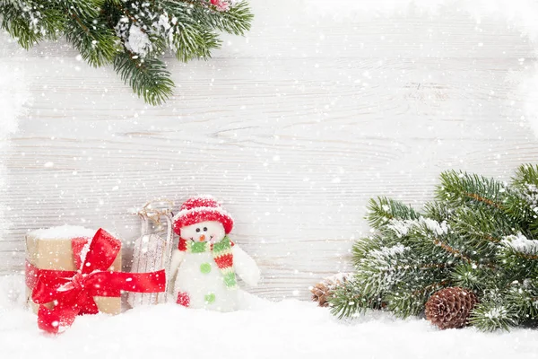 Noel kardan adam ve kızak oyuncaklar, hediye kutusu ve köknar dalı ağaç. Xmas zemin kopya alanı ile