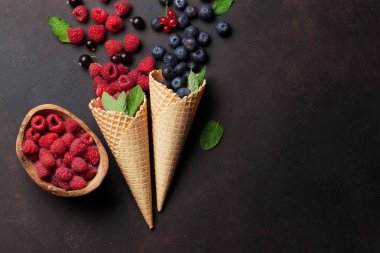 Çilek ile dondurma külah. Metin alanı olan üstten görünüm