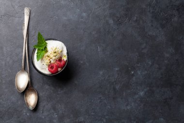 Dondurmalı çilek. Metin alanı olan üstten görünüm