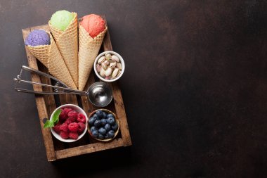 Dondurma ile fındık ve çilek. Metin alanı olan üstten görünüm