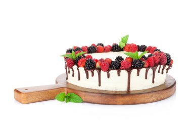 Peynirli kek Çikolata ve çilek. Beyaz arka plan üzerinde izole