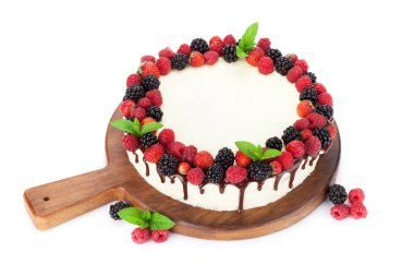 Peynirli kek Çikolata ve çilek. Beyaz arka plan üzerinde izole