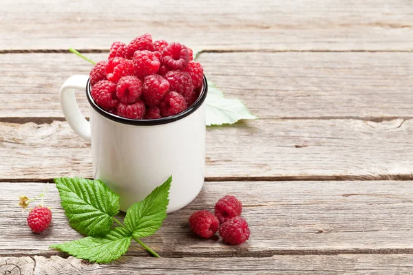 Beker Van Rijpe Frambozen Houten Tafel Met Ruimte Voor Tekst — Stockfoto