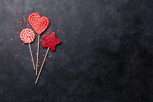 カラフルなお菓子 ロリポップと暗い背景のキャンディー コピー スペース平面図 — ストック写真