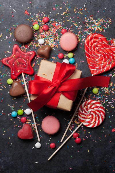 Πολύχρωμο Γλυκά Γλειφιτζούρια Αμυγδαλωτά Γλυκά Και Κουτί Δώρου Top View — Φωτογραφία Αρχείου