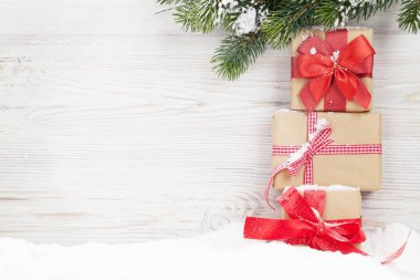 Noel hediye kutuları ve xmas köknar ağacı dalı. Selam yeri olan görüntülemek