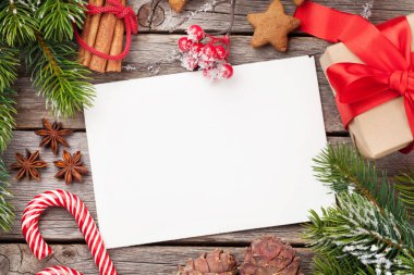 Noel tebrik kartı, dekor ve kar köknar ağacı. Senin Noel dilek yeri olan üstten görünüm