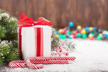 Noel hediye kutusu, şekerler ve kar köknar ağacı. Kopya alanı ile Noel tebrik kartı