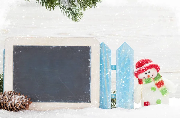 圣诞雪人玩具和圣诞节冷杉树枝 用黑板来问候你 — 图库照片