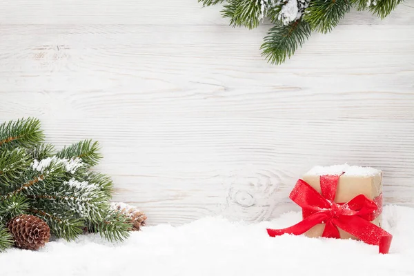 圣诞礼品盒和圣诞冷杉树枝 用空格查看您的问候语 — 图库照片