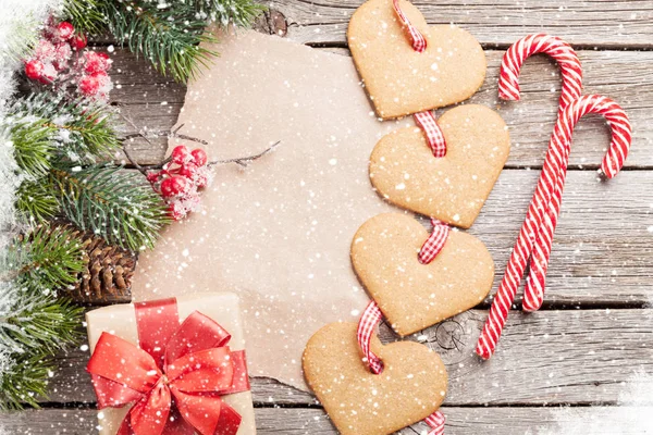 Jul Hjärtat Pepparkakor Cookies Polkagrisar Och Snö Fir Tree Träbord — Stockfoto