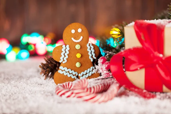 クリスマス プレゼント ボックス キャンディー ジンジャーブレッド男と雪モミの木 クリスマス グリーティング カード — ストック写真