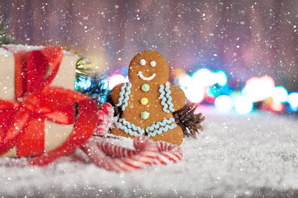 Weihnachtsgeschenkschachtel Zuckerstangen Lebkuchenmann Und Tannenbaum Weihnachtsgrußkarte Mit Kopierplatz — Stockfoto