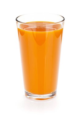 taze havuç suyu cam. Beyaz arka plan üzerinde izole