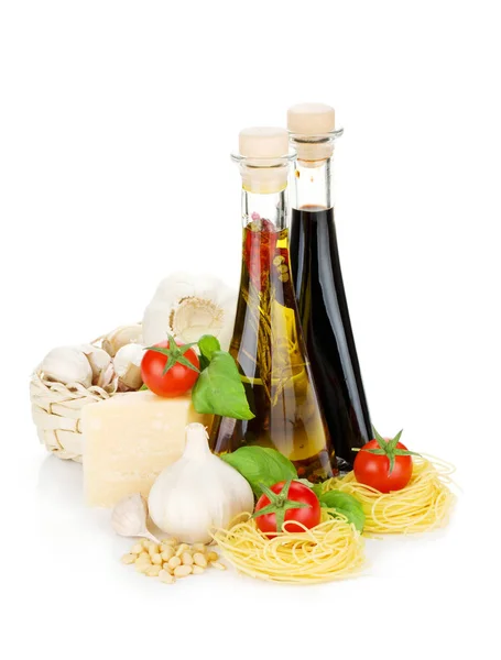Nudeln Tomaten Basilikum Olivenöl Essig Knoblauch Und Parmesan Isoliert Auf — Stockfoto