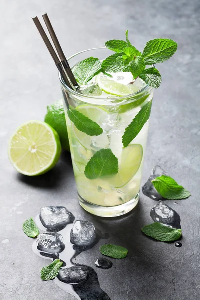 Mojito Cocktail Dark Stone Table — Stok Foto