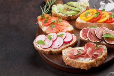 Brushetta veya geleneksel İspanyolca tapas. Meze İtalyan antipasti aperatifler ahşap tahta ile gül ve beyaz şarap ayarlayın. Senin metin için ile yer