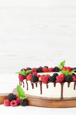 Çikolata ve böğürtlenli peynirli kek. Selamlarınız için yer var.