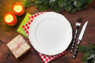 Noel tablo ayarını mumlar, hediye kutusu ve köknar ağacı kar üzerinde ahşap arka plan kapsamında şube. Üstten görünüm xmas zemin alan selam ile