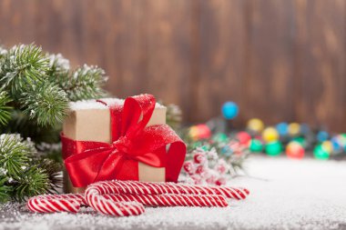 Noel hediye kutusu, şekerler ve kar köknar ağacı. Kopya alanı ile Noel tebrik kartı