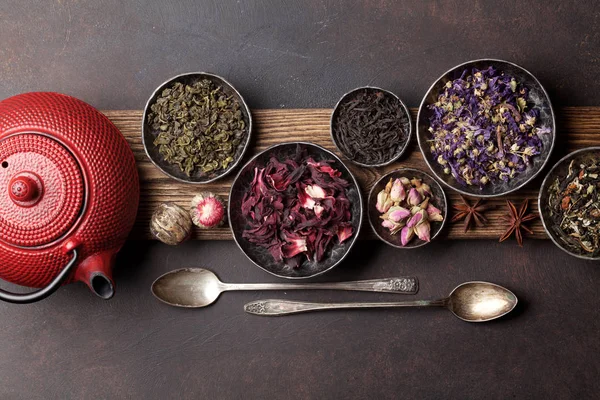 Zwarte Groene Rode Thee Theepot Kommen Lepels Houten Bord Bovenaanzicht — Stockfoto