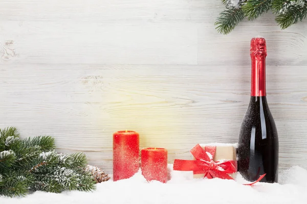 Weihnachtsgeschenkboxen Sektflasche Und Tannenzweig Blick Mit Platz Für Ihre Grüße — Stockfoto