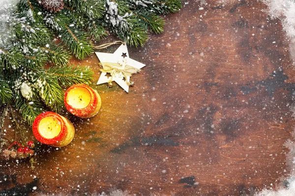 Decoración Navideña Velas Rama Abeto Cubierta Nieve Sobre Fondo Madera — Foto de Stock