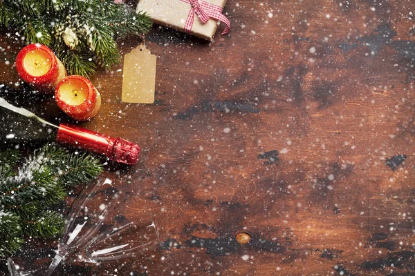 Різдвяні Подарункові Коробки Свічки Шампанське Гілки Ялинки Покриті Снігом Дерев — стокове фото