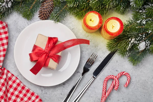 Apparecchiatura Tavola Natale Con Candele Bastoncini Zucchero Confezione Regalo Ramo — Foto Stock