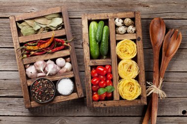 Pişirme malzemeleri. Makarna, sebze ve baharat. Üstten görünüm