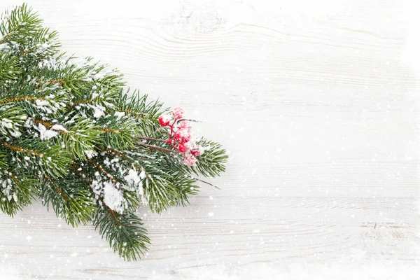 Kerst Fir Tree Branch Vallende Sneeuw Houten Achtergrond Bovenaanzicht Xmas — Stockfoto