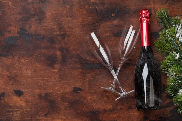 Weihnachten Champagner Und Tannenzweig Bedeckt Von Schnee Auf Holzgrund Weihnachtskulisse — Stockfoto