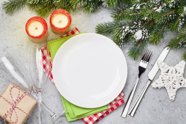 Taş zemin üzerine kar tarafından Noel tablo ayarını şampanya, hediye kutusu ve köknar ağacı dalı ile kaplı. Selam yeri olan üstten görünüm