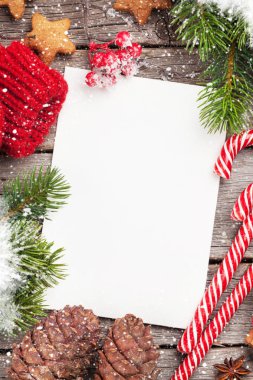 Noel tebrik kartı, dekor ve kar köknar ağacı. Senin Noel dilek yeri olan üstten görünüm