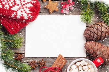 Noel tebrik kartı, kahve ve kar köknar ağacı. Senin Noel dilek yeri olan Üstten Görünüm