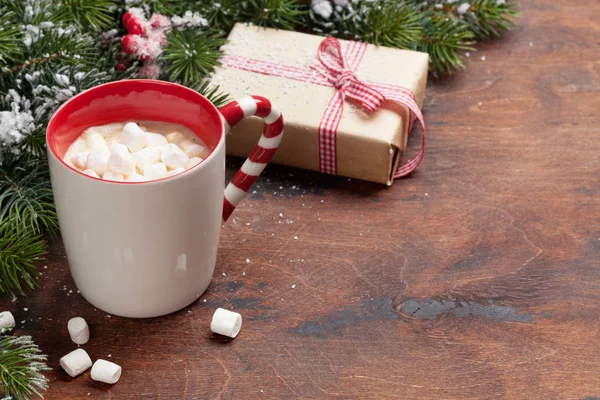Різдвяна Листівка Чашкою Гарячого Шоколаду Зефіром Гілкою Ялинки Покритою Снігом — стокове фото