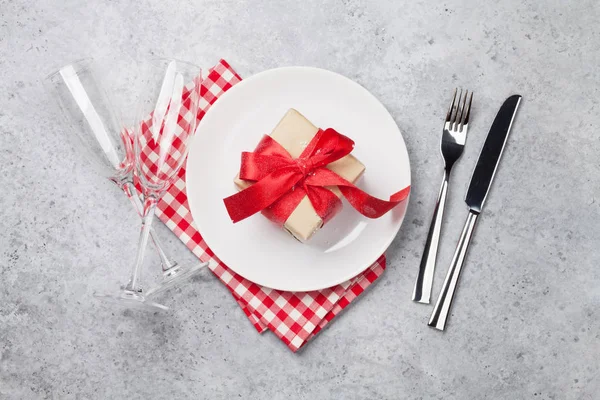 Mesa Navidad Con Champán Caja Regalo Navidad Cubierta Nieve Sobre —  Fotos de Stock