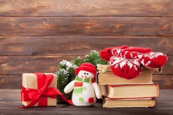圣诞贺卡与礼品盒 雪人玩具和手套在木墙前 带给你问候的空间 — 图库照片