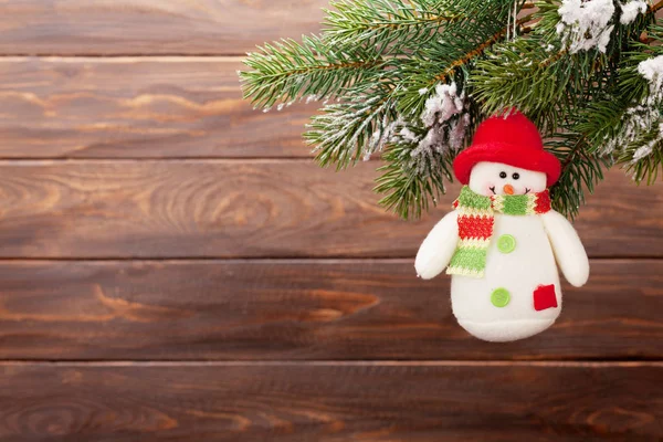 圣诞贺卡与圣诞树和雪人玩具在木墙前 带给你问候的空间 — 图库照片