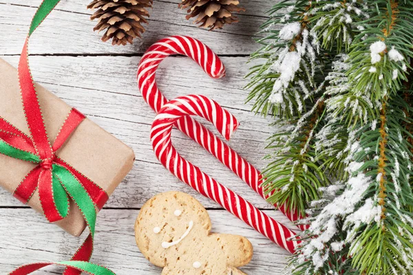 圣诞礼品盒 糖果手杖和雪枞树在木桌上 顶部视图 — 图库照片
