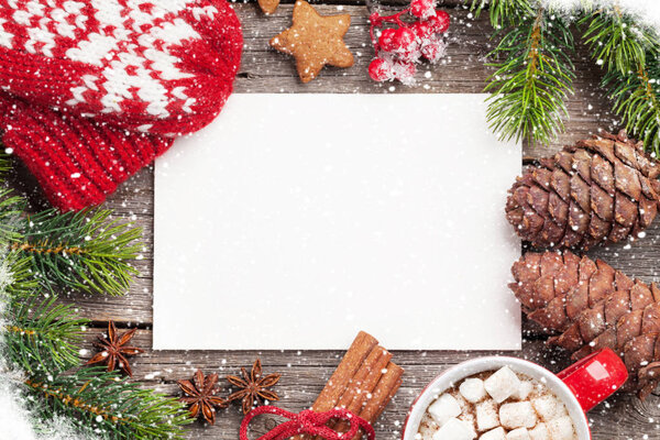 Рождественские открытки, кофе и снежная елка. Вид сверху с пространством для ваших xmas пожеланий
