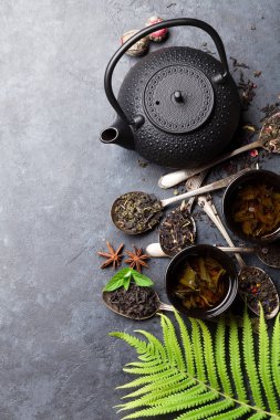 Çeşitli çay ve çaydanlık kopya alanı karanlık taş zemin üzerine Kazanlı