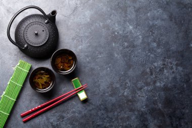 Yeşil çay ve suşi yemek çubukları. Japon yemek seti. Metin alanı olan üstten görünüm