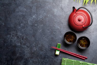 Yeşil çay ve suşi yemek çubukları. Japon yemek seti. Metin alanı olan üstten görünüm